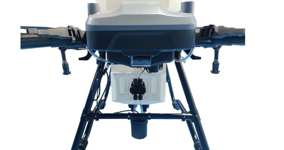 Drone met interne draadverbinding voor de bescherming van gewassen en brandbestrijding